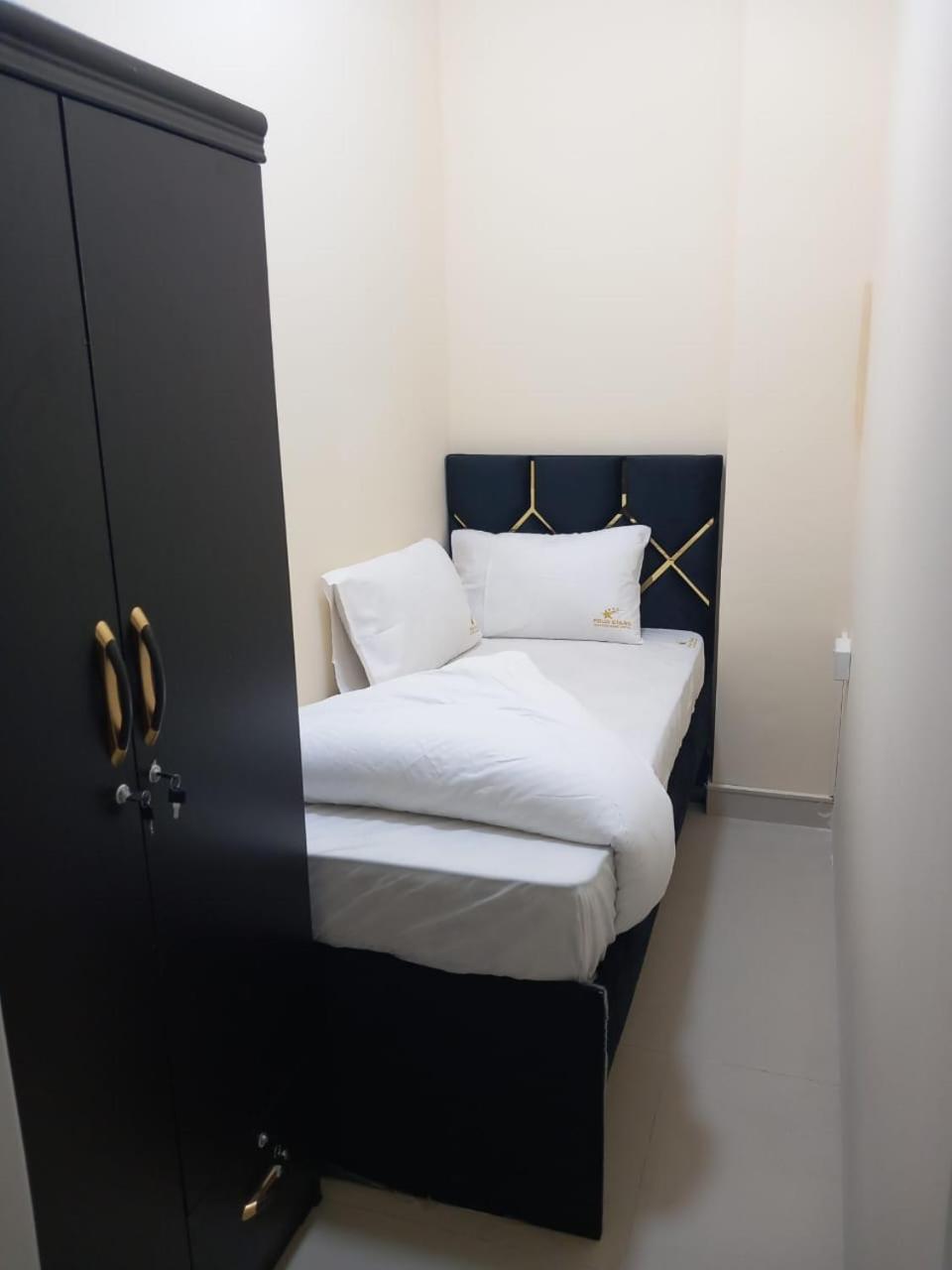 Four Stars Hostel دبي المظهر الخارجي الصورة